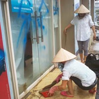 Tin tức trong ngày - Ngân hàng bị "khủng bố" bằng... chất thải